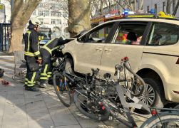 Taxi Kracht In Jena Gegen Baum 01